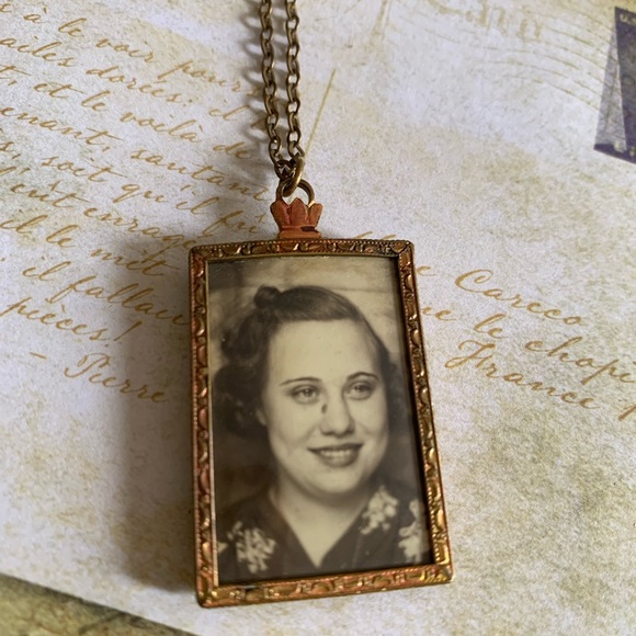 Antique White & Black Cameo Photo Frame Necklace with Photo Lady - Picture 3 of 12